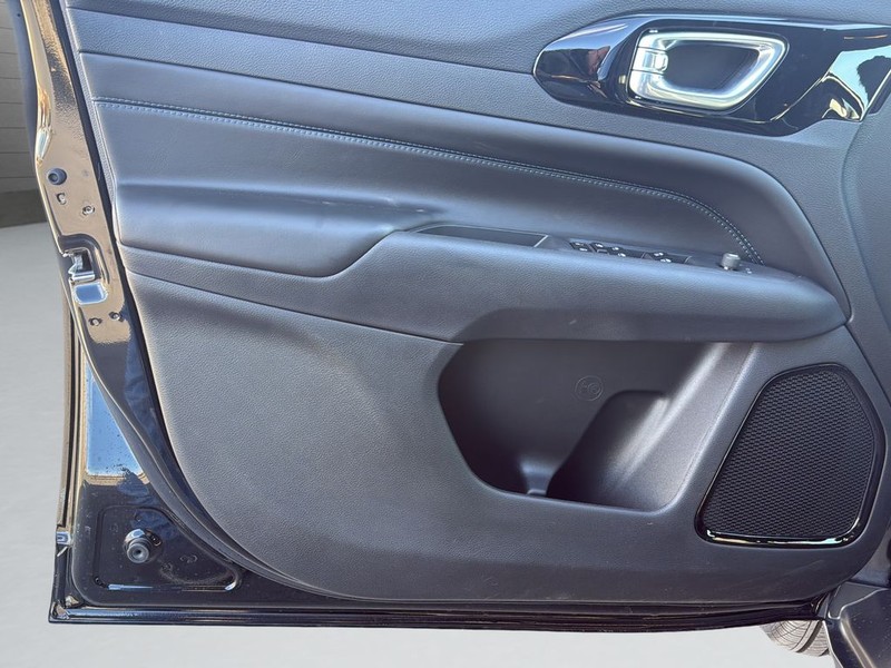 Jeep Compass Vehicle Full-screen Gallery Image 11