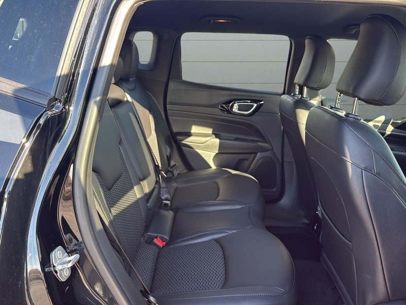Jeep Compass Vehicle Full-screen Gallery Image 14