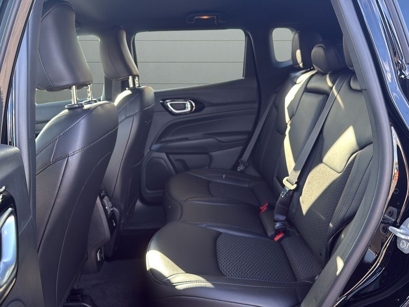 Jeep Compass Vehicle Full-screen Gallery Image 16