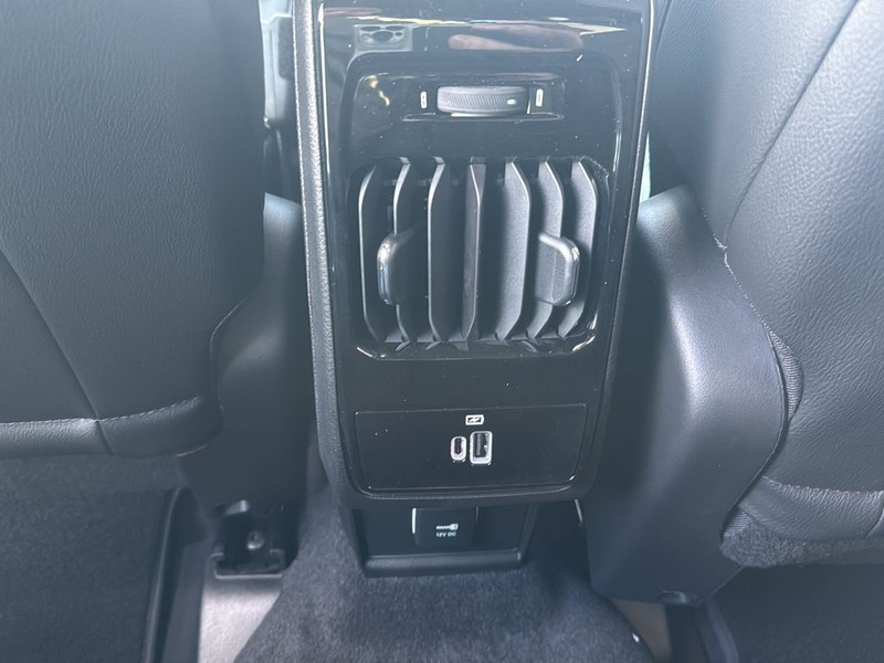 Jeep Compass Vehicle Full-screen Gallery Image 17