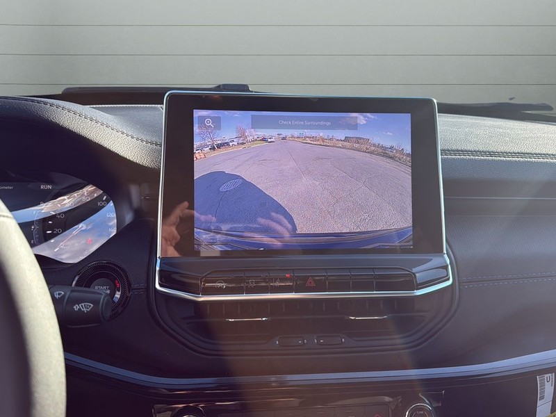 Jeep Compass Vehicle Full-screen Gallery Image 23