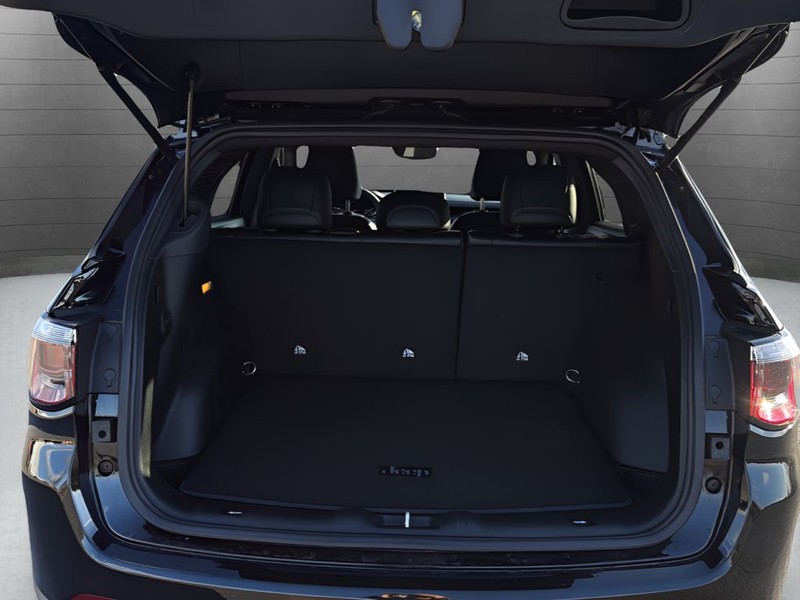 Jeep Compass Vehicle Full-screen Gallery Image 24