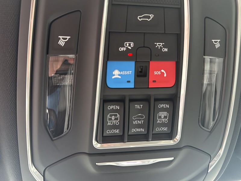 Jeep Cherokee Vehicle Full-screen Gallery Image 25