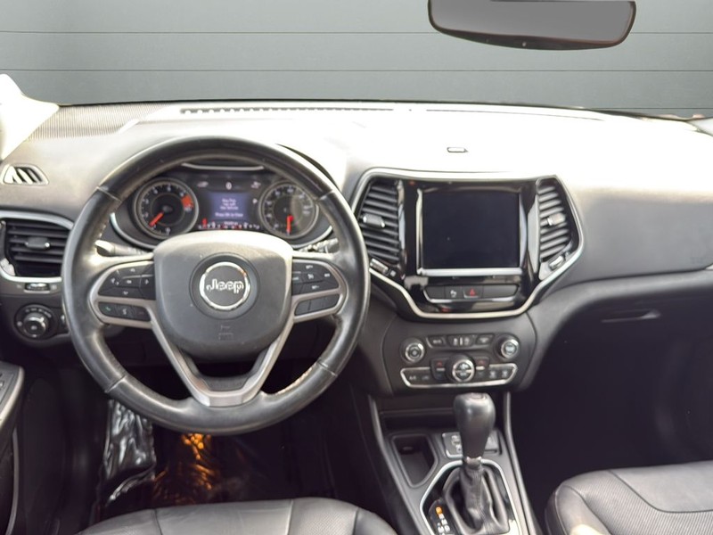 Jeep Cherokee Vehicle Full-screen Gallery Image 12