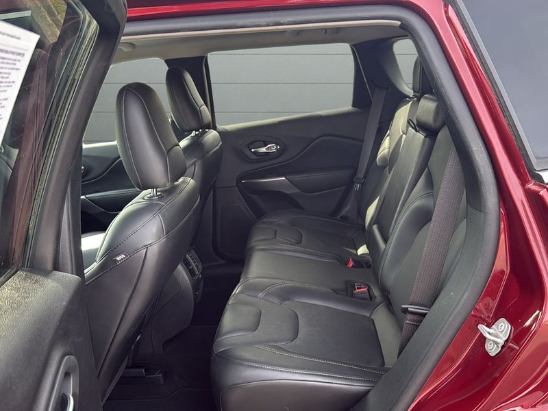 Jeep Cherokee Vehicle Full-screen Gallery Image 16