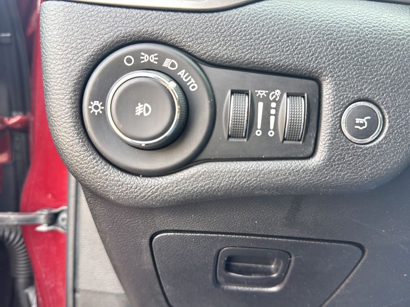 Jeep Cherokee Vehicle Full-screen Gallery Image 18