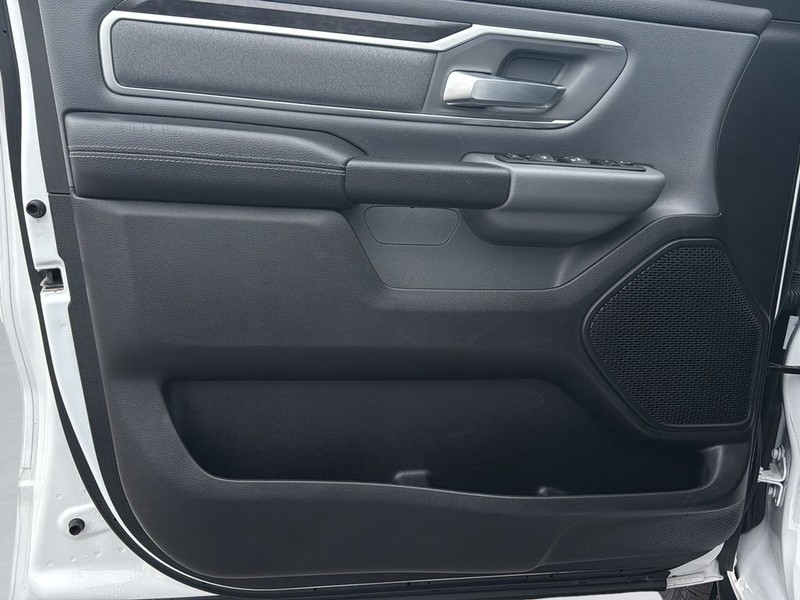 Ram 1500 Vehicle Full-screen Gallery Image 11