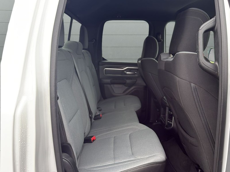 Ram 1500 Vehicle Full-screen Gallery Image 14