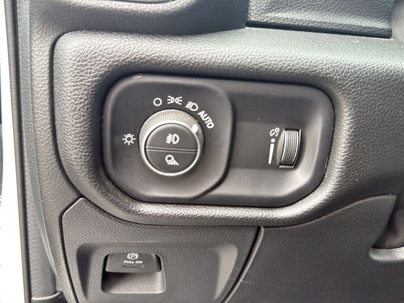 Ram 1500 Vehicle Full-screen Gallery Image 18