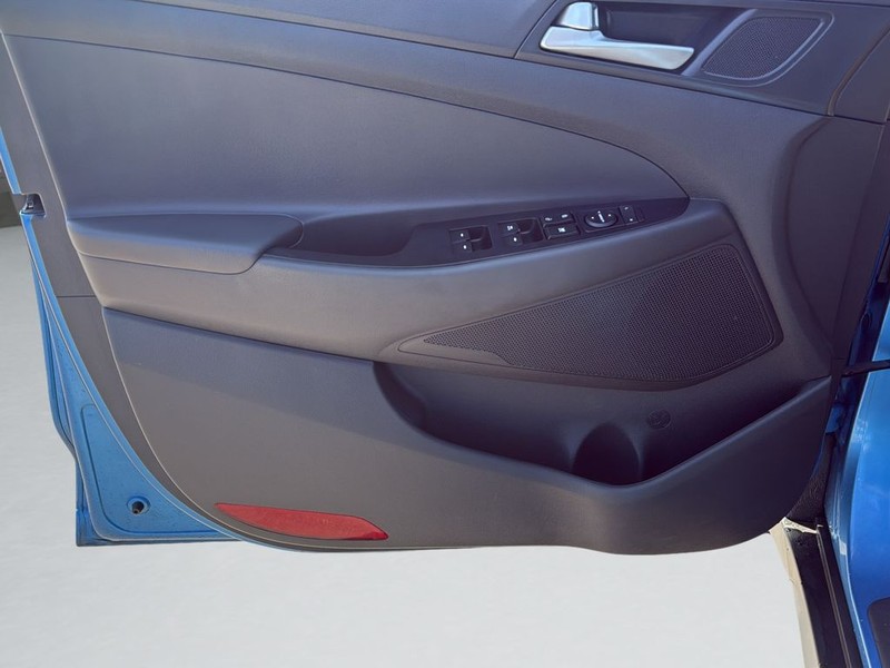 Hyundai Tucson Vehicle Full-screen Gallery Image 11