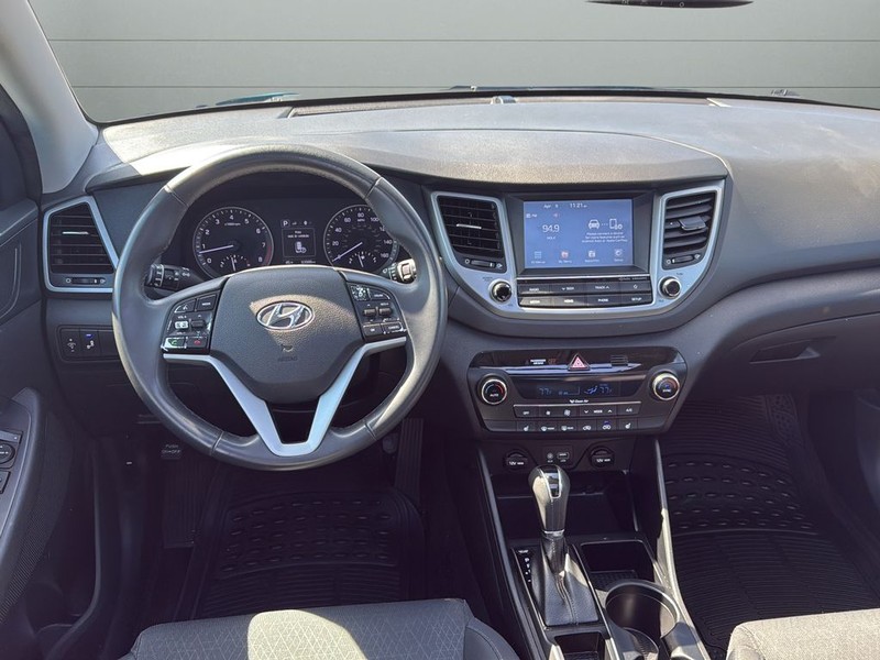 Hyundai Tucson Vehicle Full-screen Gallery Image 12