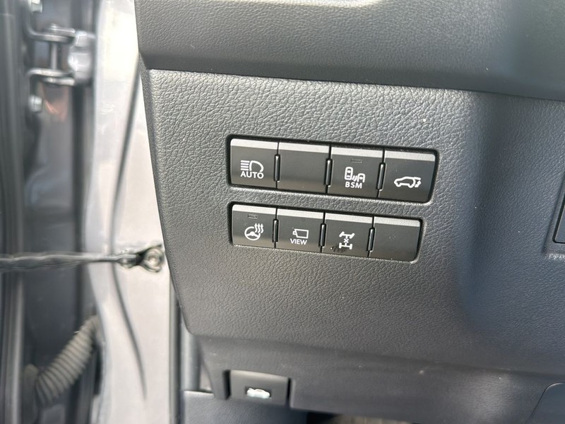 Lexus NX Vehicle Full-screen Gallery Image 19