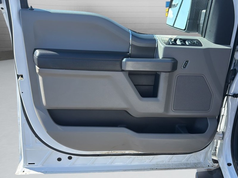 Ford F-150 Vehicle Full-screen Gallery Image 11