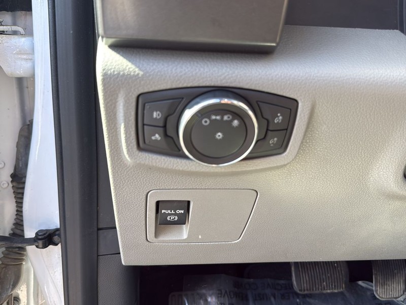 Ford F-150 Vehicle Full-screen Gallery Image 18