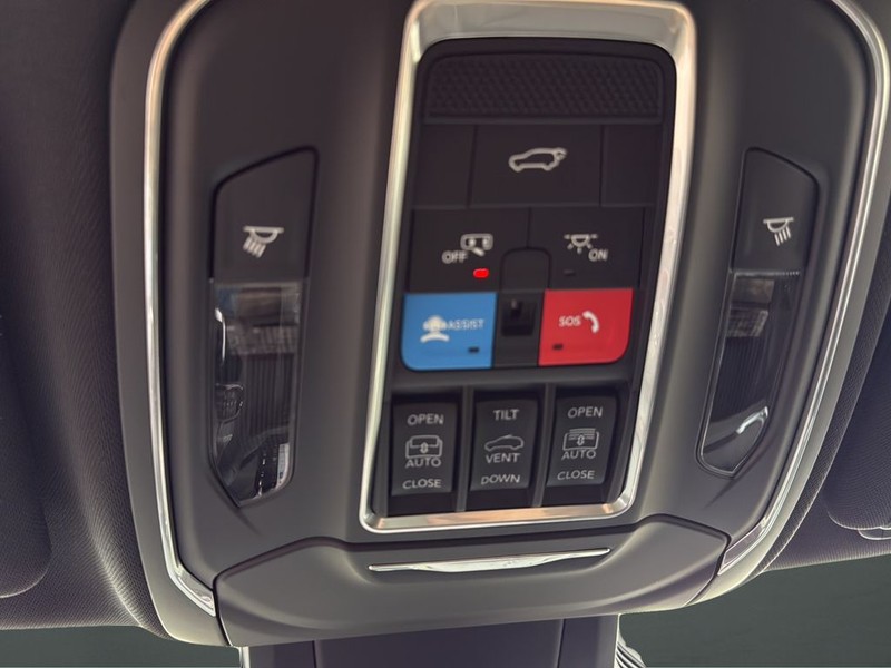 Jeep Cherokee Vehicle Full-screen Gallery Image 25