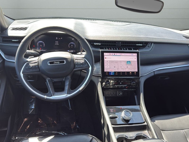 Jeep Grand Cherokee Vehicle Full-screen Gallery Image 12