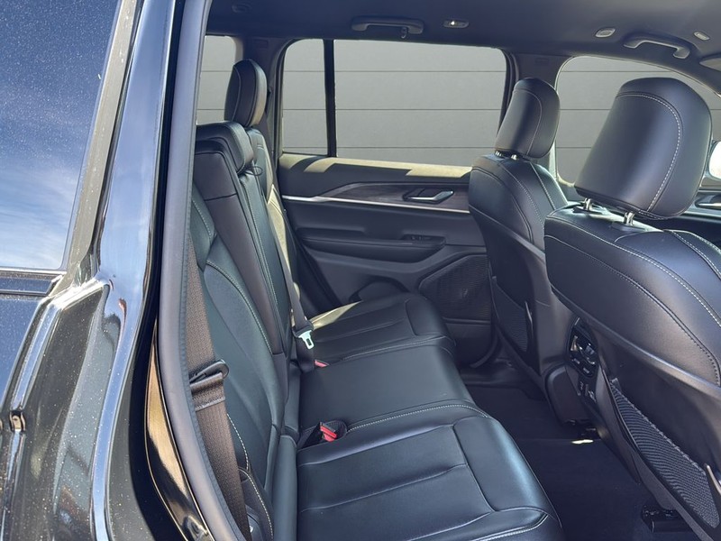 Jeep Grand Cherokee Vehicle Full-screen Gallery Image 14