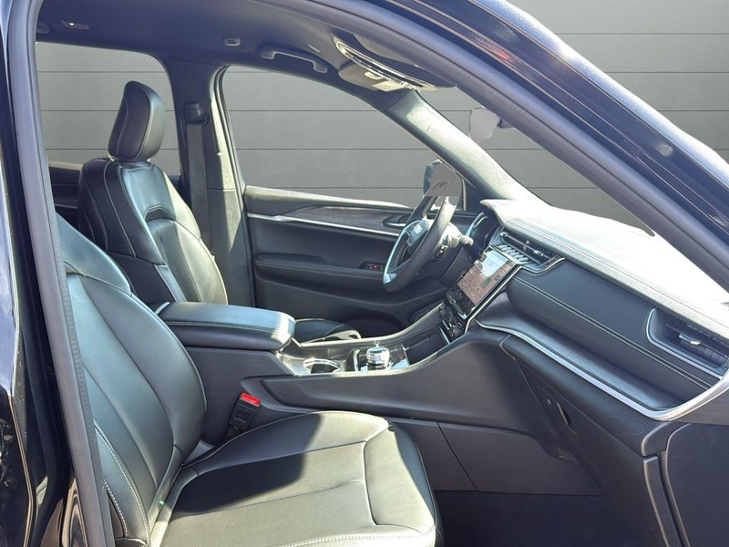 Jeep Grand Cherokee Vehicle Full-screen Gallery Image 15