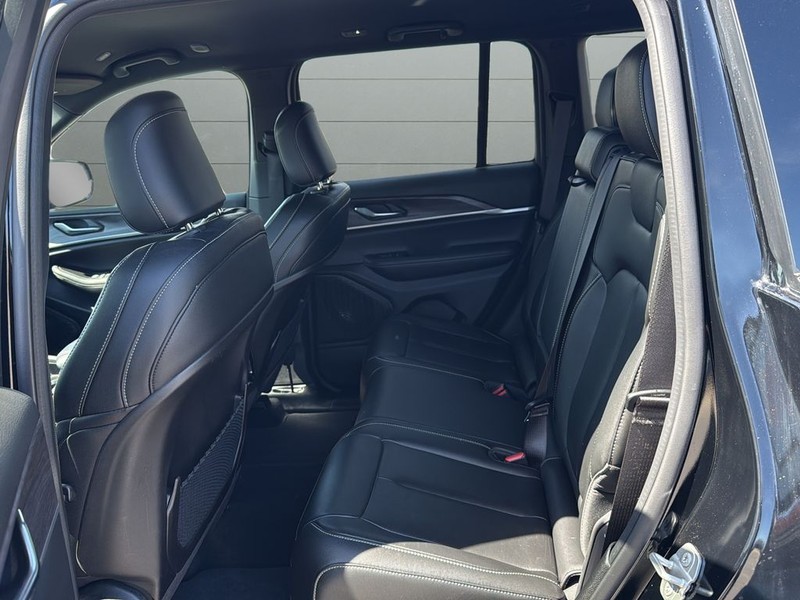 Jeep Grand Cherokee Vehicle Full-screen Gallery Image 16