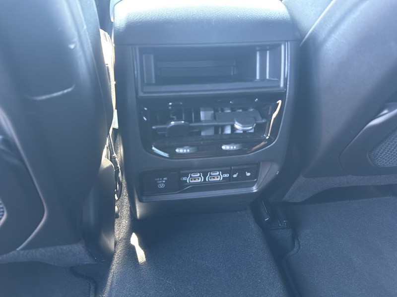 Jeep Grand Cherokee Vehicle Full-screen Gallery Image 17