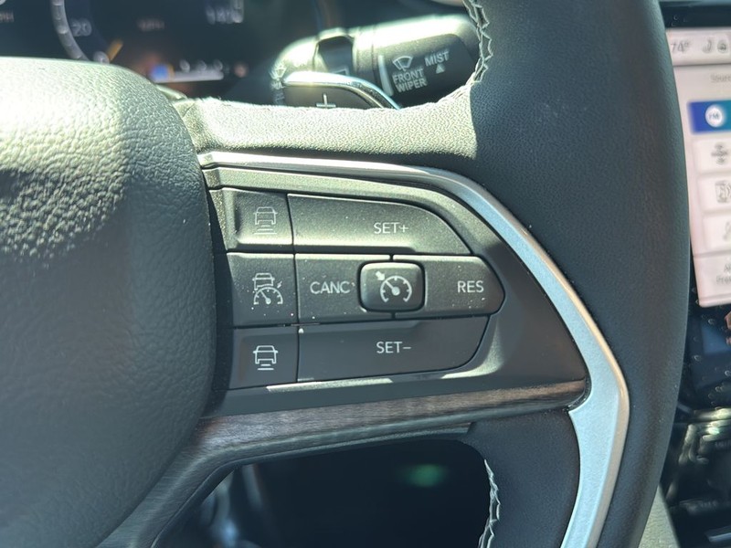 Jeep Grand Cherokee Vehicle Full-screen Gallery Image 19