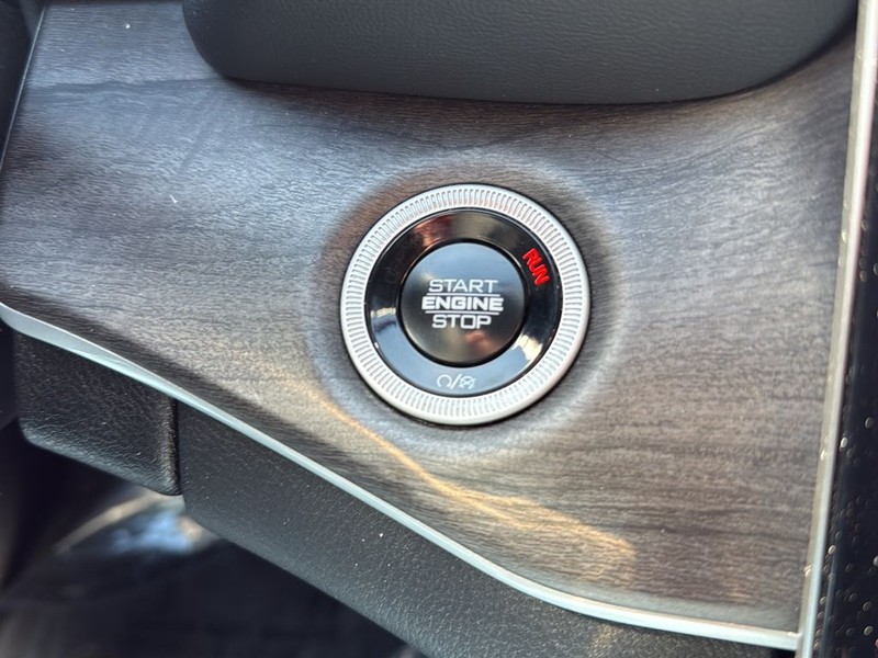 Jeep Grand Cherokee Vehicle Full-screen Gallery Image 20