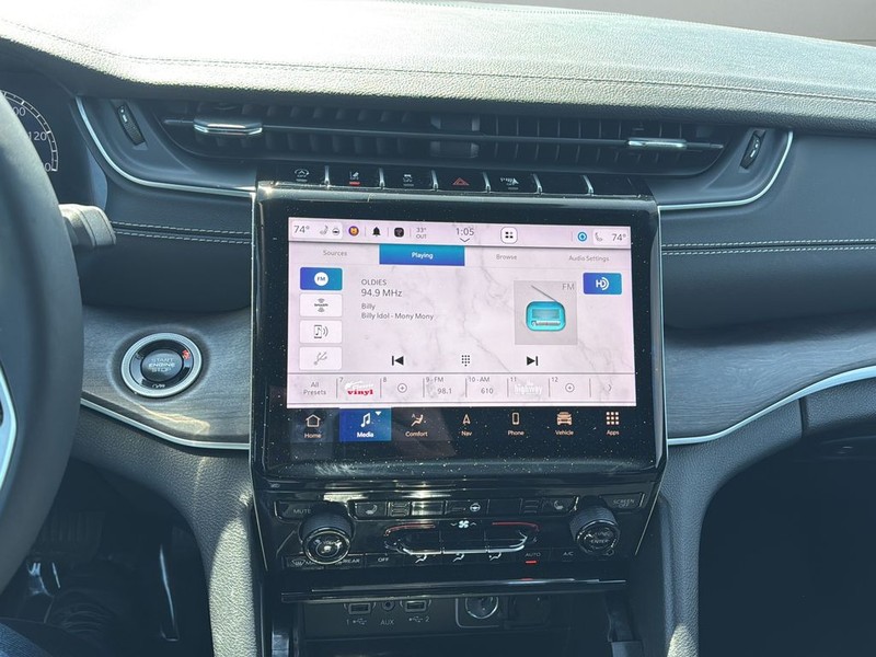 Jeep Grand Cherokee Vehicle Full-screen Gallery Image 22