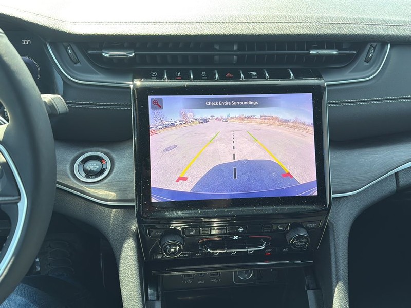 Jeep Grand Cherokee Vehicle Full-screen Gallery Image 23