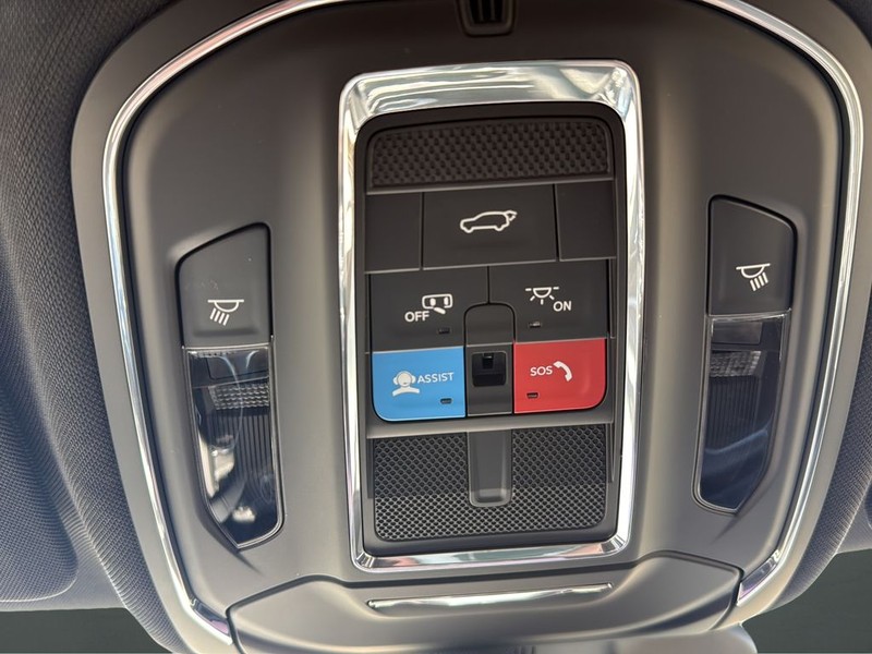 Jeep Grand Cherokee Vehicle Full-screen Gallery Image 24