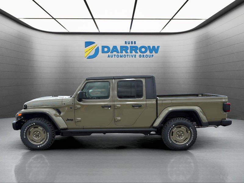 Jeep Gladiator Vehicle Full-screen Gallery Image 2