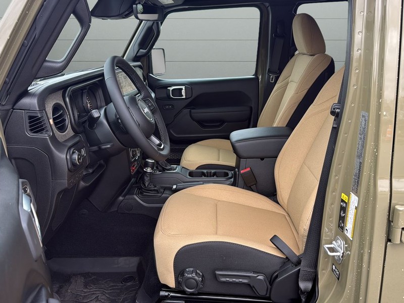 Jeep Gladiator Vehicle Full-screen Gallery Image 10