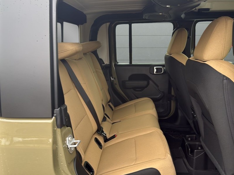 Jeep Gladiator Vehicle Full-screen Gallery Image 14