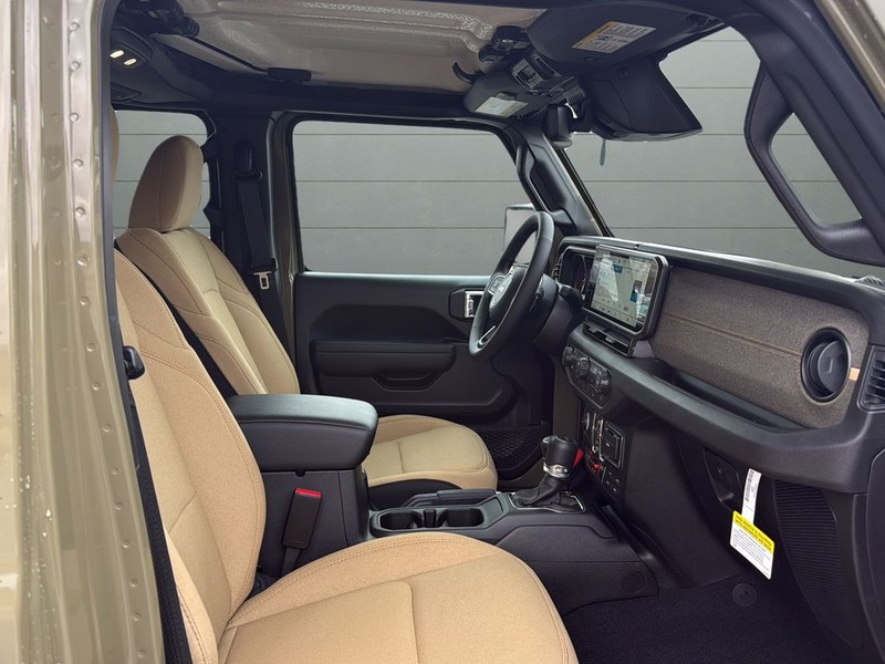 Jeep Gladiator Vehicle Full-screen Gallery Image 15