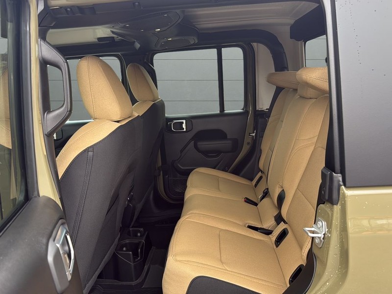 Jeep Gladiator Vehicle Full-screen Gallery Image 16