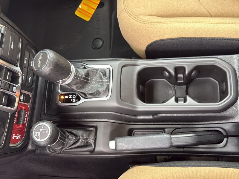 Jeep Gladiator Vehicle Full-screen Gallery Image 21