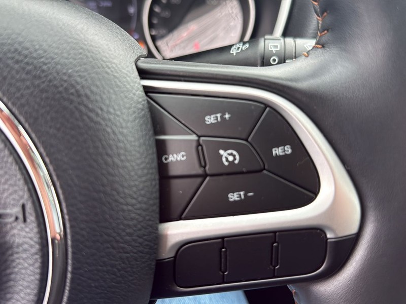 Jeep Compass Vehicle Full-screen Gallery Image 10