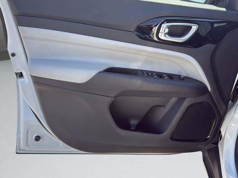 Jeep Compass Vehicle Full-screen Gallery Image 11