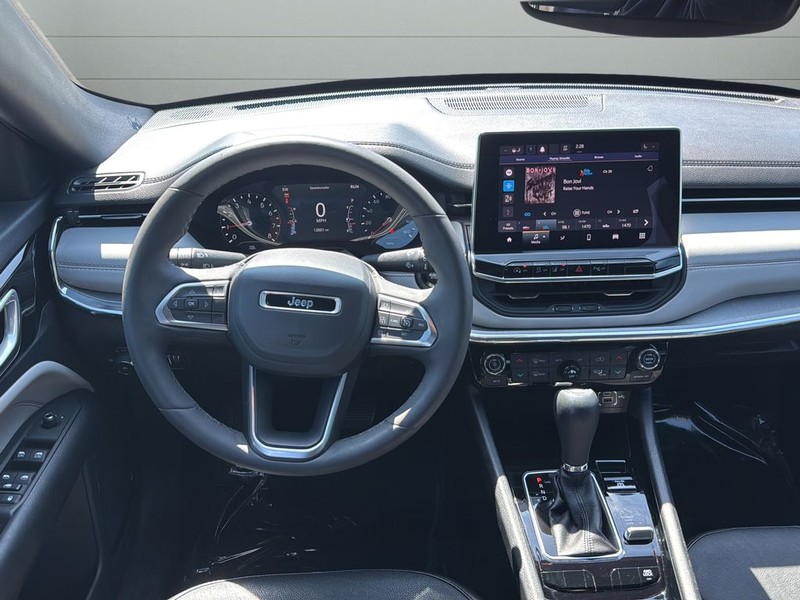 Jeep Compass Vehicle Full-screen Gallery Image 12