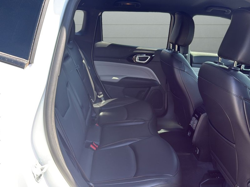 Jeep Compass Vehicle Full-screen Gallery Image 14