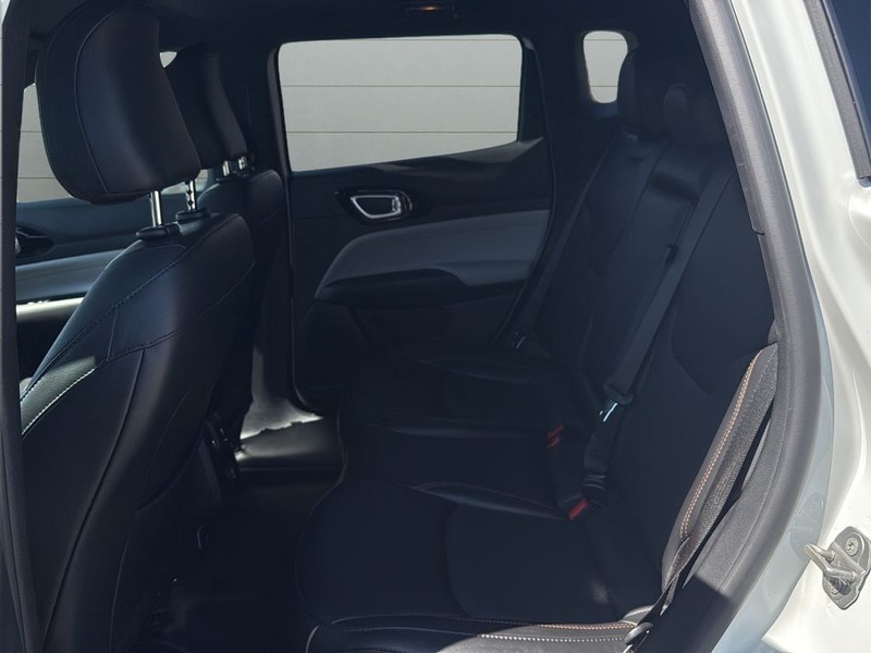 Jeep Compass Vehicle Full-screen Gallery Image 16