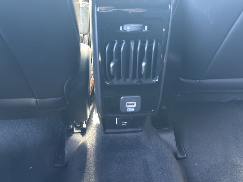 Jeep Compass Vehicle Full-screen Gallery Image 17