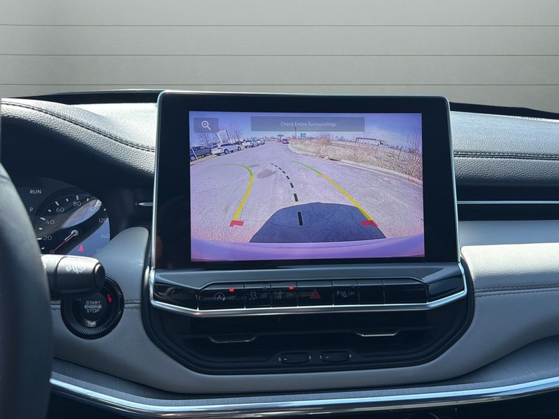 Jeep Compass Vehicle Full-screen Gallery Image 23