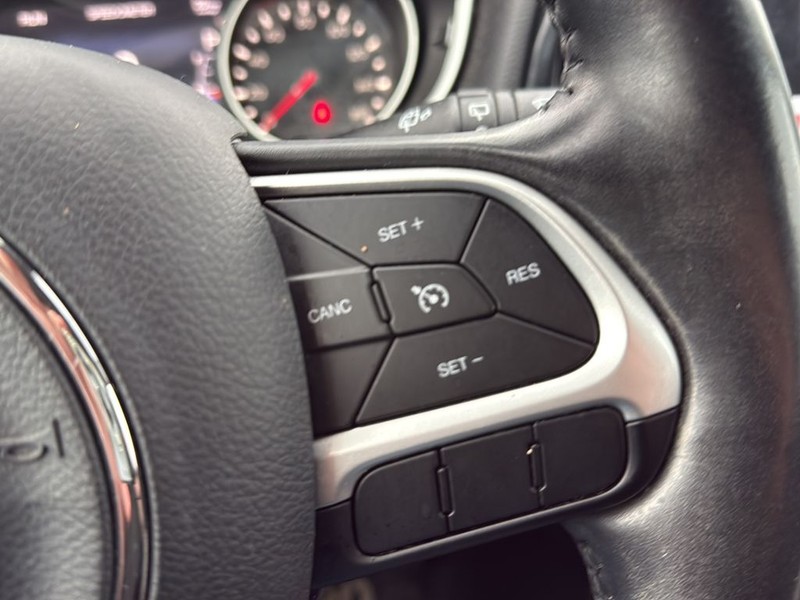 Jeep Compass Vehicle Full-screen Gallery Image 10