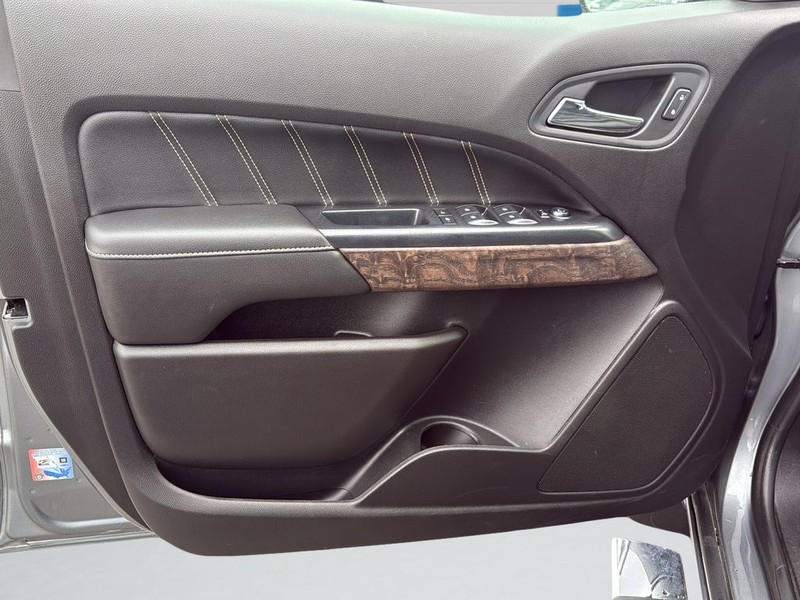GMC Canyon Vehicle Full-screen Gallery Image 11
