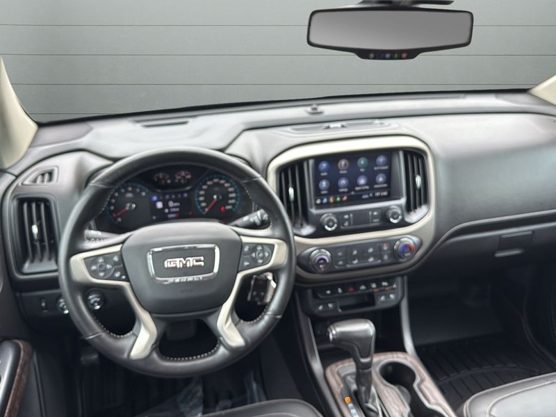 GMC Canyon Vehicle Full-screen Gallery Image 12