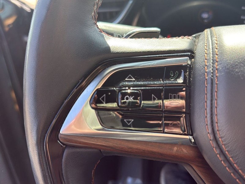 Jeep Grand Cherokee L Vehicle Full-screen Gallery Image 09