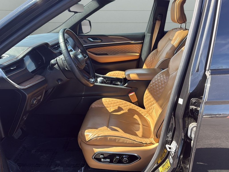 Jeep Grand Cherokee L Vehicle Full-screen Gallery Image 10