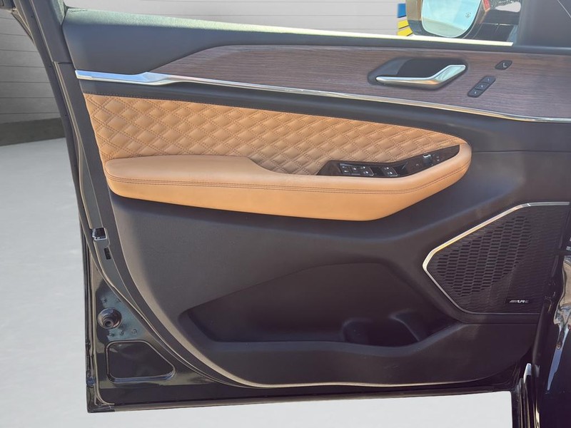 Jeep Grand Cherokee L Vehicle Full-screen Gallery Image 11