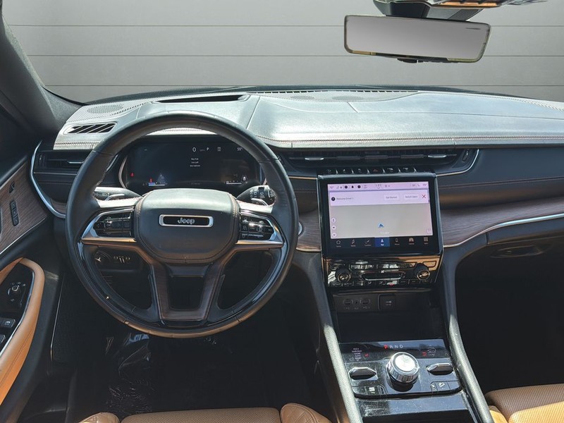 Jeep Grand Cherokee L Vehicle Full-screen Gallery Image 12