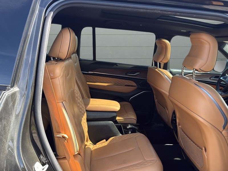 Jeep Grand Cherokee L Vehicle Full-screen Gallery Image 14